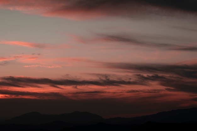 Cielo rosa con nuvole di cotone bianco