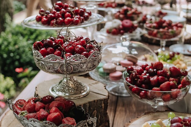 ciliegie alla frutta e fragole e altri dolci in vacanza sul tavolo decorato