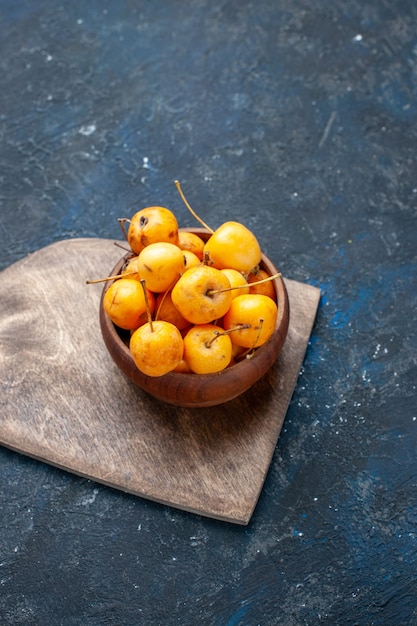 ciliegie gialle fresche frutti dolci maturi su fondente, frutta fresca ciliegia dolce