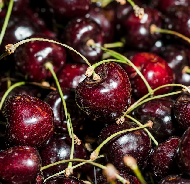 Ciliegie naturali per la vendita sul mercato