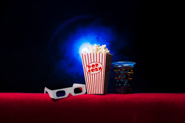 Cinema con scatola di popcorn e occhiali 3d