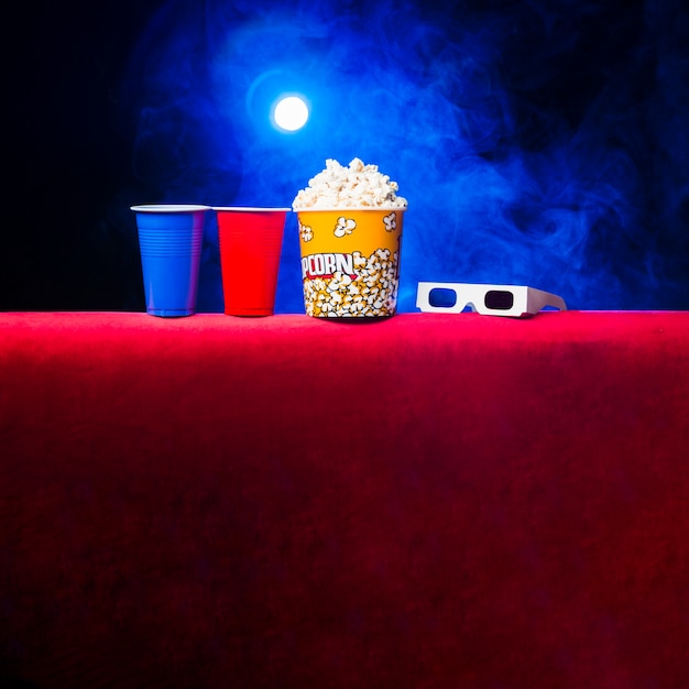 Cinema con scatola di popcorn e occhiali 3d