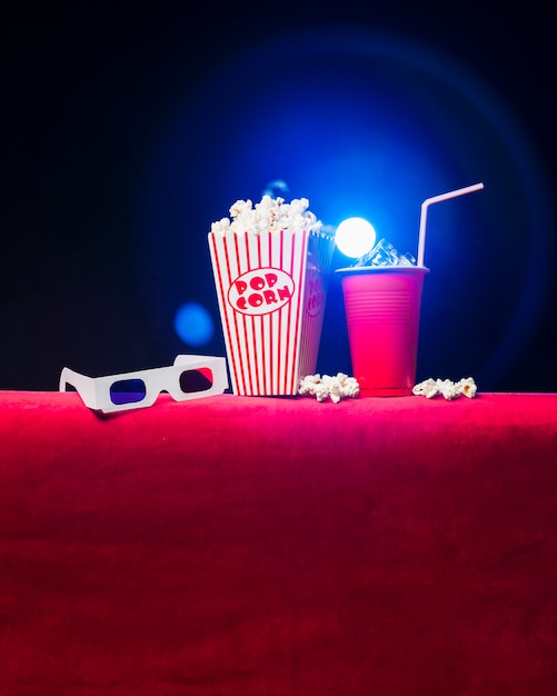 Cinema con scatola di popcorn e occhiali 3d