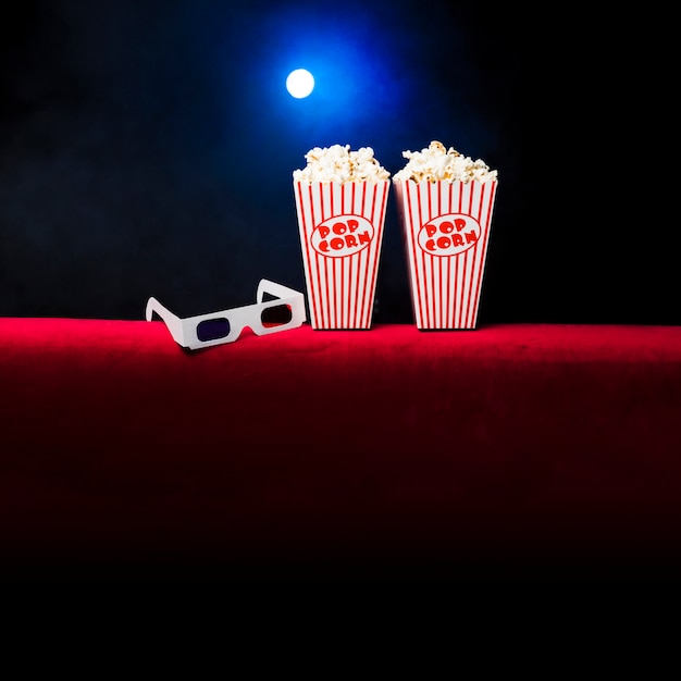Cinema con scatola di popcorn