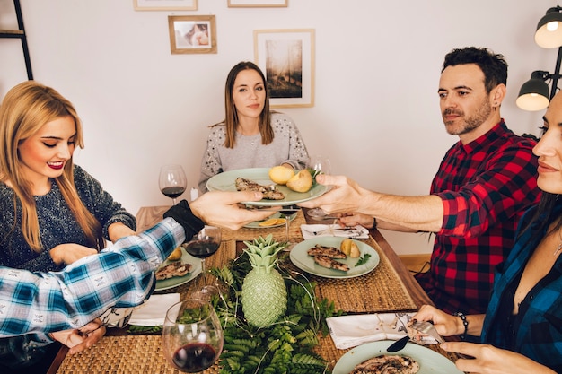 Cinque amici che hanno una cena