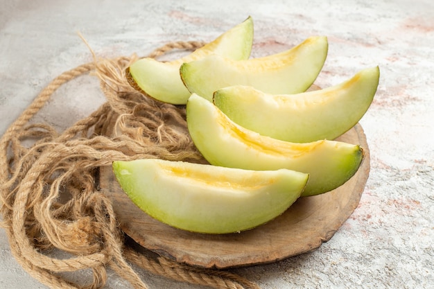 Cinque fette di corda melonnd su fondo in marmo bianco