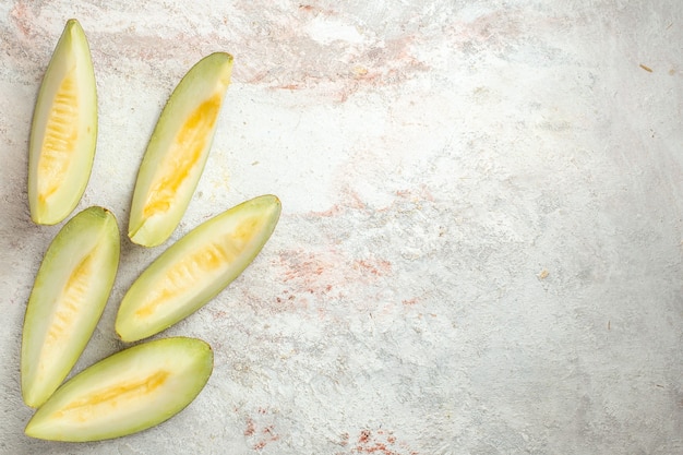 Cinque fette di melone sul lato sinistro del marmo