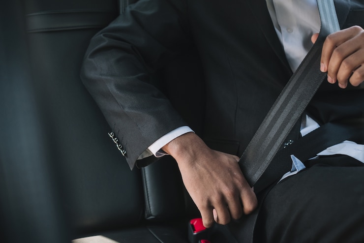 Foto gratuito cintura di sicurezza da uomo irriconoscibile