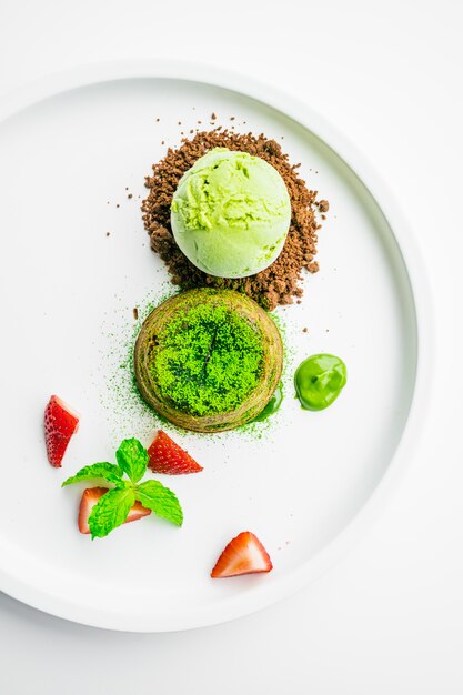 Cioccolata al tè verde con gelato e fragola