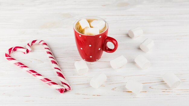 Cioccolata calda con marshmallow e caramelle