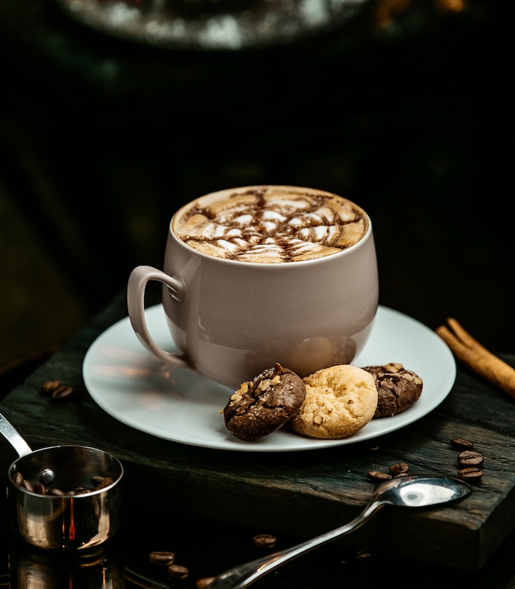Foto gratuito cioccolata calda servita con biscotti