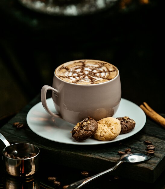 cioccolata calda servita con biscotti