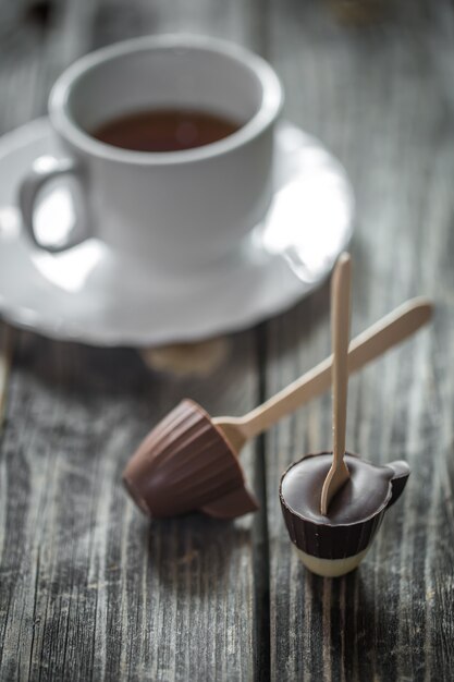 Cioccolatini con tazza da tè