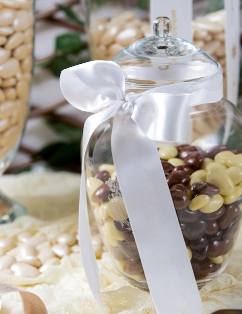 Cioccolato bianco e nero in bottiglia