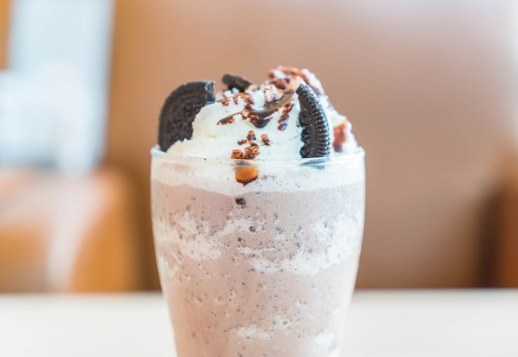 Foto gratuito cioccolato con biscotti e crema