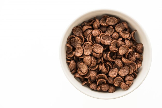 Cioccolato di cereali in una ciotola bianca