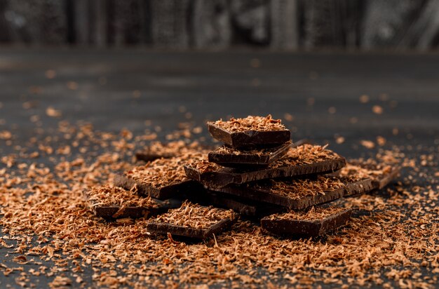 Cioccolato grattugiato con barrette di cioccolato