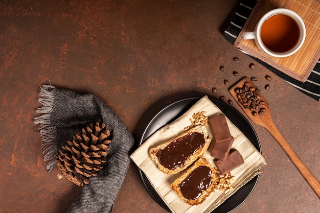 Cioccolato spalmato sulla vista superiore del pane