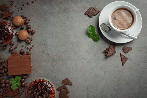 Cioccolato sulla superficie scura. Concetto di giornata mondiale del cioccolato