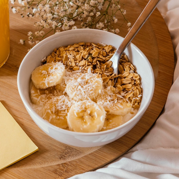 Ciotola ad alto angolo con cereali e banana