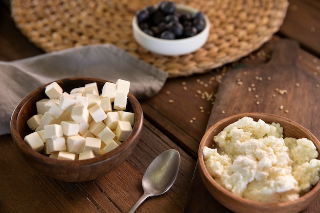 Ciotola ad alto angolo con gustoso formaggio