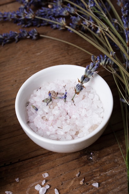 Ciotola ad alto angolo con sale minerale e lavanda