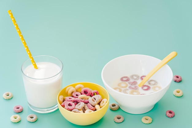 Ciotola alto angolo con cereali e latte sulla scrivania