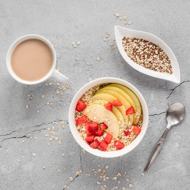 Ciotola con frutta e cereali sul tavolo