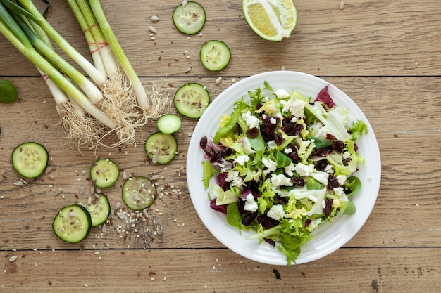 Ciotola con insalata di verdure sul tavolo