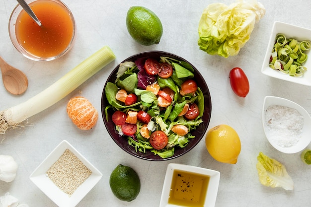 Ciotola con insalata e salse