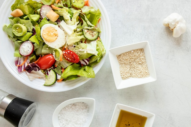 Ciotola con insalata e uova