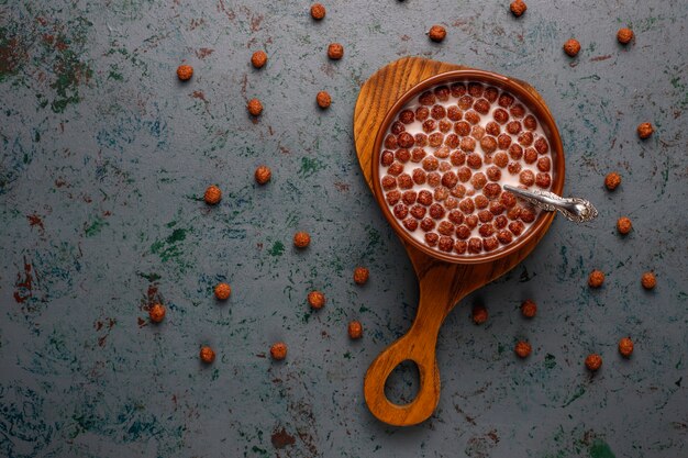 Ciotola con palline di cioccolato e latte, vista dall'alto