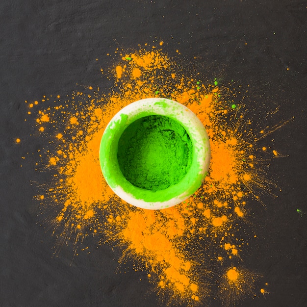 Ciotola con polvere verde sul tavolo