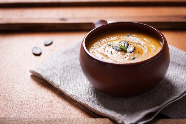 Ciotola con una deliziosa zuppa di zucca