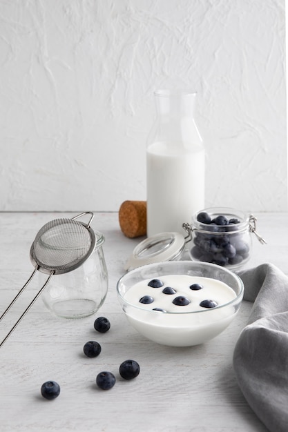 Ciotola con yogurt e mirtilli