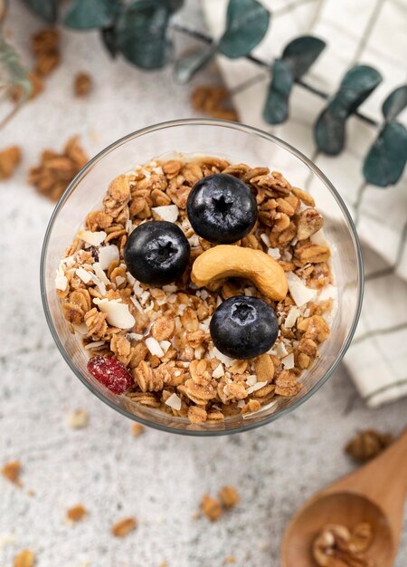 Ciotola da colazione deliziosa vista dall'alto con muesli