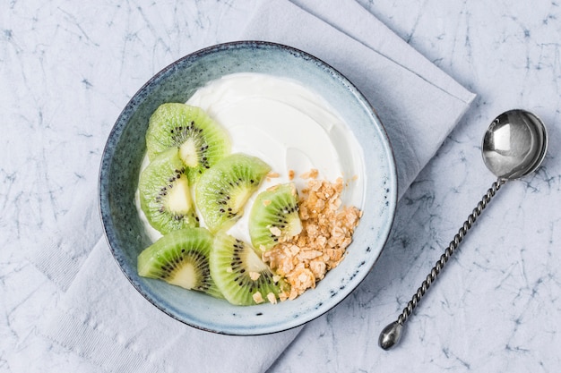 Ciotola da colazione vista dall'alto con kiwi e avena