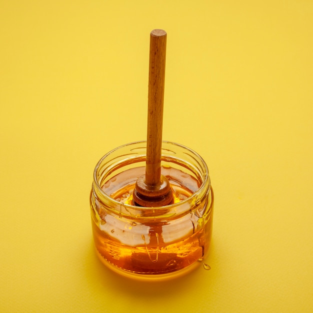 Ciotola del primo piano con miele fatto in casa