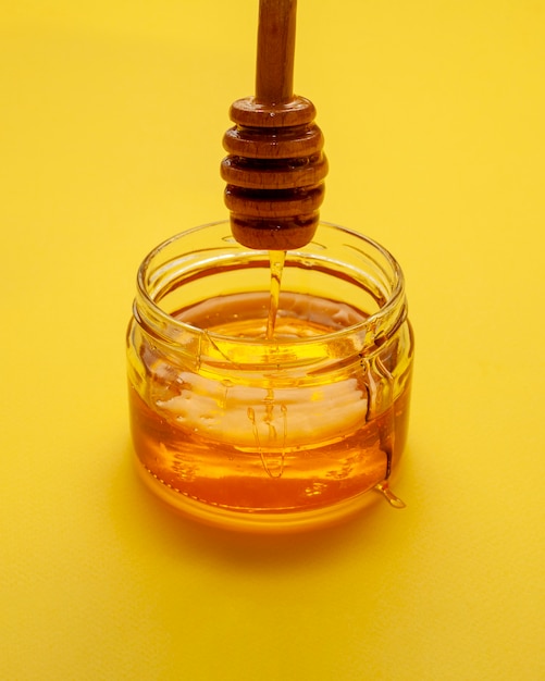 Ciotola del primo piano riempita di miele