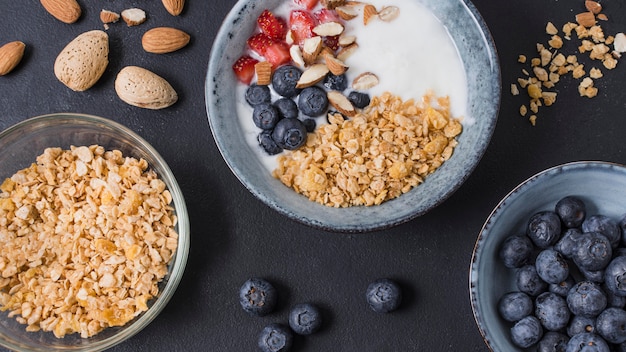 Ciotola deliziosa colazione con frutta e avena