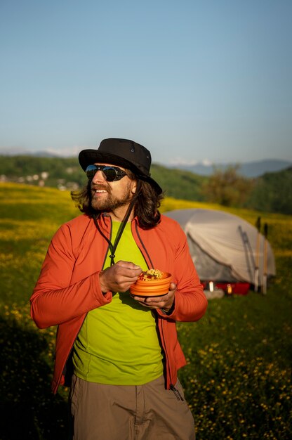 Ciotola della holding dell'uomo di smiley del colpo medio