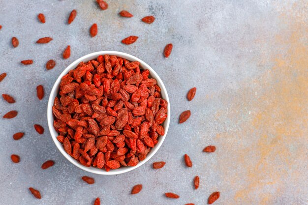 Ciotola di bacche di goji essiccate.