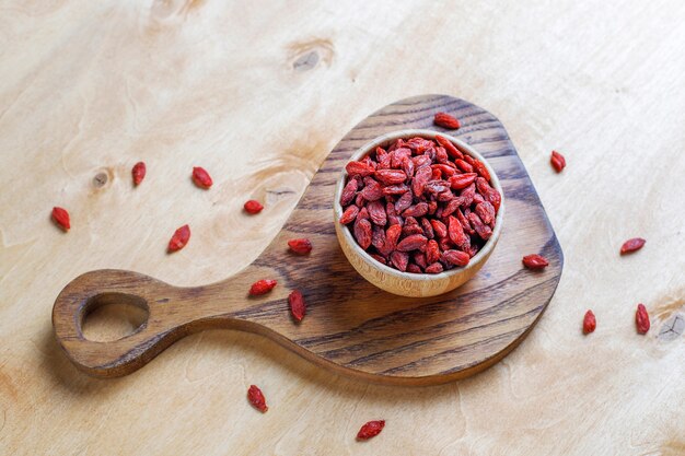 Ciotola di bacche di goji essiccate.