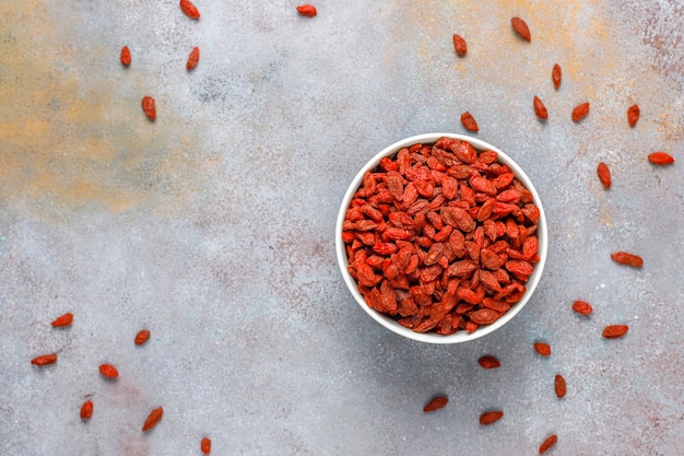 Ciotola di bacche di goji essiccate.