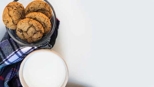 Ciotola di biscotti vicino a tazza di latte