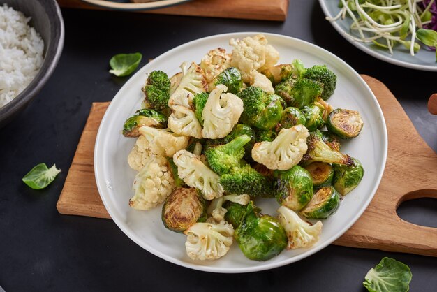 Ciotola di Buddha di riso e tofu biologico sano con verdure.