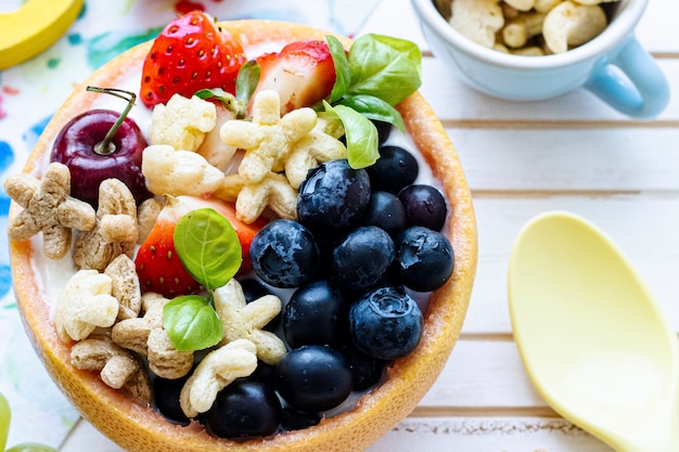 Ciotola di cereali per bambini con frutti di bosco e yogurt