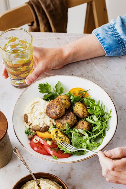 Ciotola di falafel di patate dolci vegane pasto sano