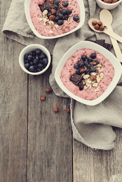 Ciotola di frullato con cioccolato e frutti di bosco