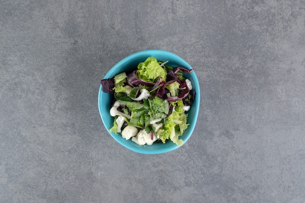 Ciotola di insalata di verdure su fondo di marmo. Foto di alta qualità